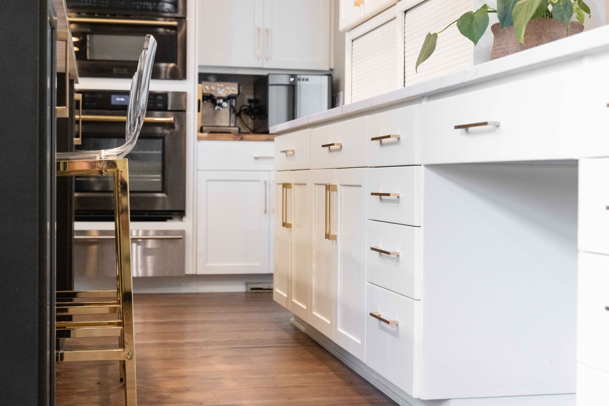 Kitchen cabinets painted using multi-component polyurethane