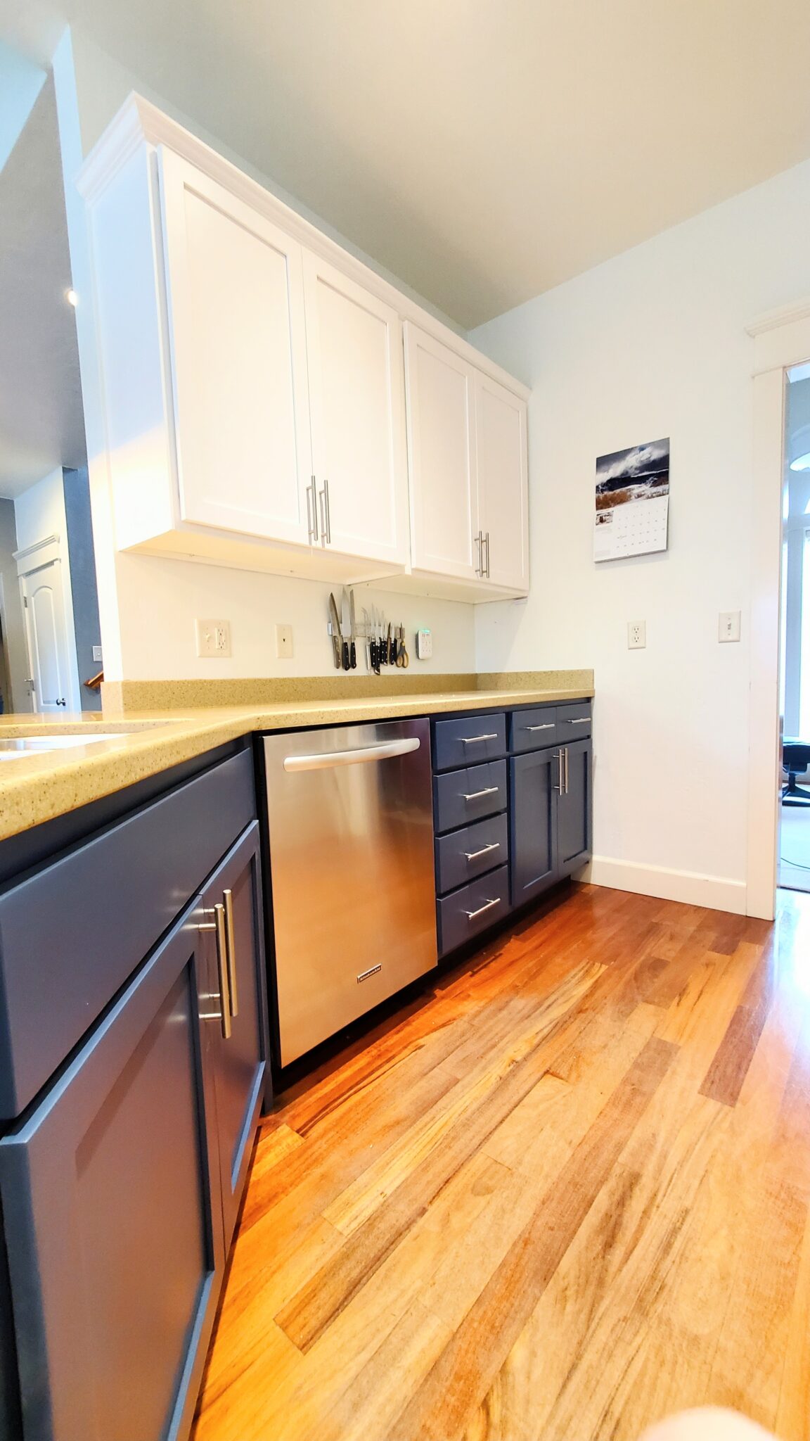 Two-tone color scheme for Cabinet Painting